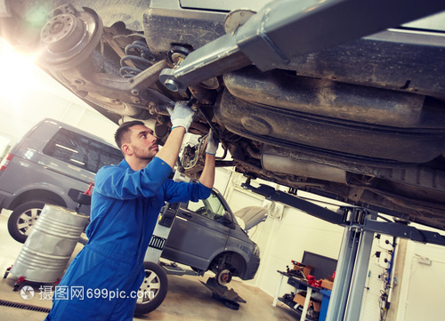 汽车服务,维修,维护人的汽车技工史密斯车间工作修理工史密斯车间修理汽车